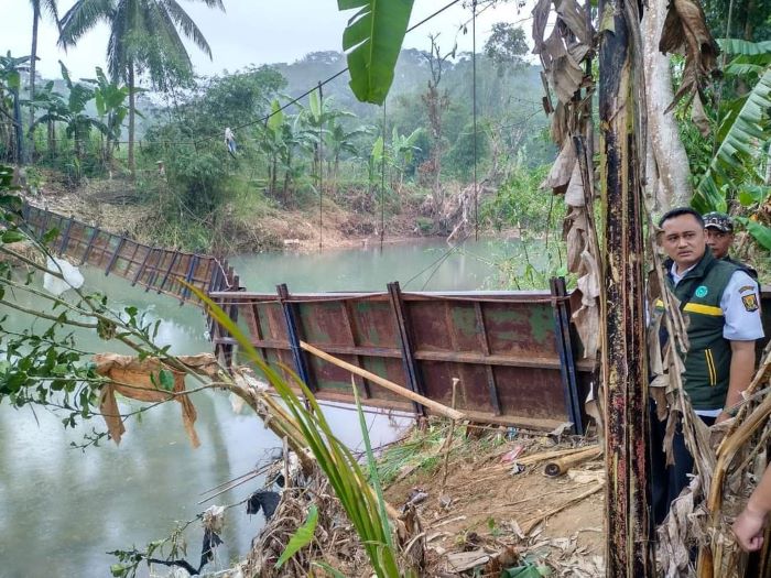 Masyarakat DiLarangan Sebrangi Jembatan Gantung Rusak