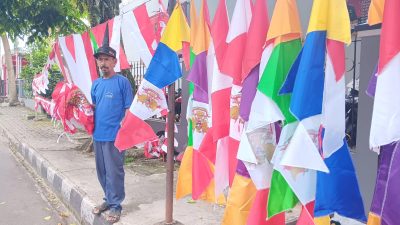 Pedagang bendera mulai bermunculan di Kota Sukabumi. Foto: Istimewa.