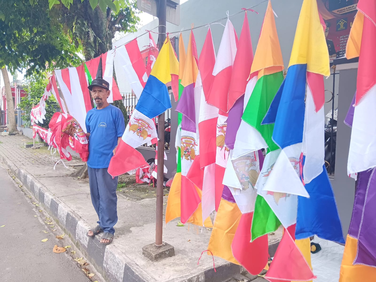 Pedagang bendera mulai bermunculan di Kota Sukabumi. Foto: Istimewa.