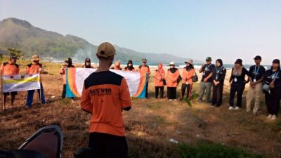 Mitigasi Bencana, Relawan Fasdes Desa Loji Tanam 500 Pohon Kelapa di Pantai Loji