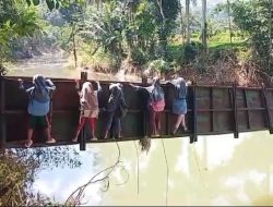 Duh Bahaya!! Siswa SD di Sukabumi Nekat Lewati Jembatan Nyaris Putus
