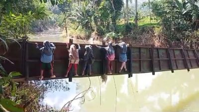 Duh Bahaya!! Siswa SD di Sukabumi Nekat Lewati Jembatan Nyaris Putus