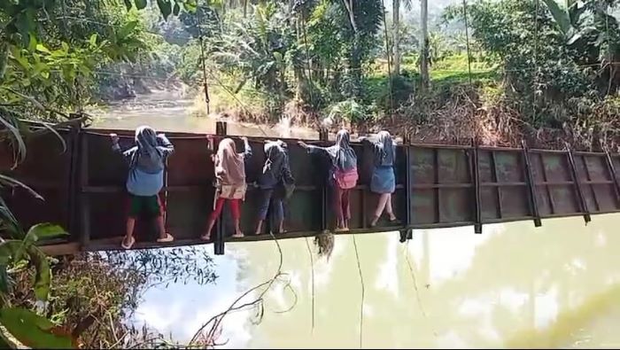 Siswa SD di Sukabumi Nekat Lewati Jembatan Nyaris Putus