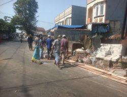 Lurah Dayeuhluhur dan Warga Perbaiki Tempat Pembuangan Sampah