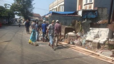 Lurah Dayeuhluhur dan Warga Perbaiki Tempat Pembuangan Sampah