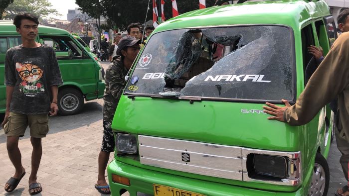 Ojol VS Sopir Angkot Baku Hantam Depan Balai Kota Sukabumi