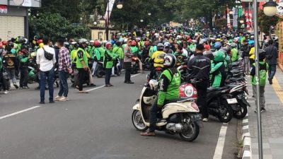 Ojol VS Sopir Angkot Baku Hantam Depan Balai Kota Sukabumi
