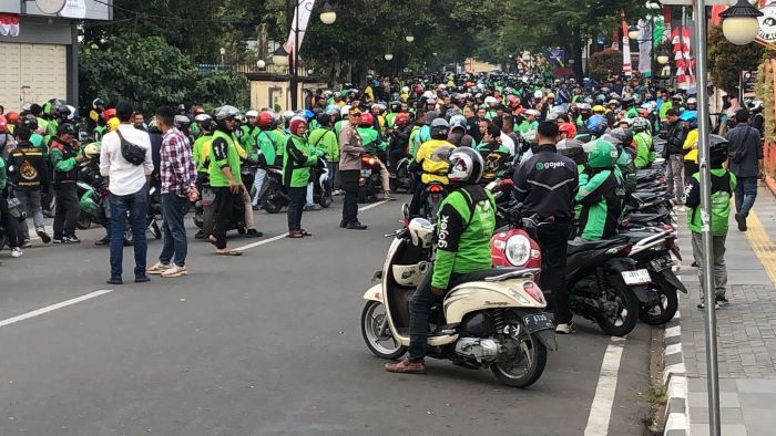 Ojol VS Sopir Angkot Baku Hantam Depan Balai Kota Sukabumi