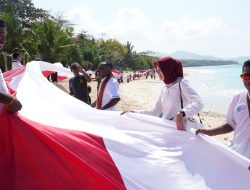 Pupuk Indonesia dan Relawan Bakti BUMN bentangkan Bendera Merah Putih Sepanjang 1 kilometer di Pantai Nusantara NTT