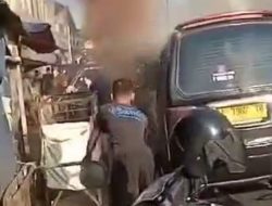 Diduga Alami Korsleting Dinamo, Angkot Jurusan Baros Terbakar di Tengah Keramaian