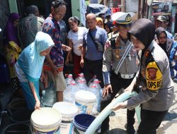 Warga Dayeuhluhur Berburu Air Bersih yang Disalurkan Polres Kota Sukabumi Sebagai Dampak Musim Kemarau