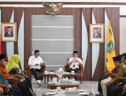 Pj Wali Kota Sukabumi Serahkan Honorarium pada Tiga Kelompok Aktivis Pembangunan Sosial dan Pendidikan