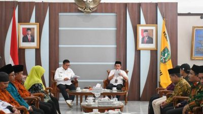 Pj Wali Kota Sukabumi Serahkan Honorarium pada Tiga Kelompok Aktivis Pembangunan Sosial dan Pendidikan