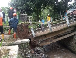 Jembatan Sungai Cibeureum Roboh, Akses Penghubung Kelurahan Baros dan Sindangpalay Terputus