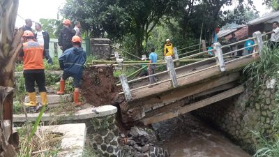 Jembatan Sungai Cibeureum Roboh, Akses Penghubung Kelurahan Baros dan Sindangpalay Terputus