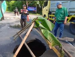 Lubang Besar Menganga di Jalan Nasional Kecamatan Palabuhanratu, Pengguna Jalan Mesti Ekstra Hati-hati
