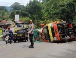 Diduga Kelebihan Beban, Truk Pengangkut Dus Bekas Terguling di Tanjakan Baeud Ruas Jalan Sukabumi – Palabuhanratu