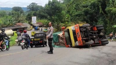 Diduga Kelebihan Beban, Truk Pengangkut Dus Bekas Terguling di Tanjakan Baeud Ruas Jalan Sukabumi – Palabuhanratu