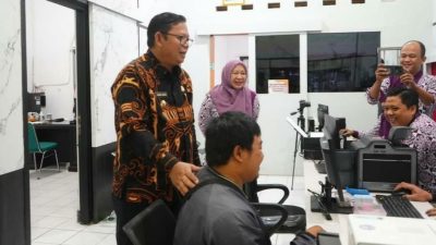 Hari Pertama Masuk Kerja, Pj Wali Kota Sukabumi Sidak Bagian Pelayanan Publik