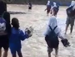 Puluhan Pelajar di Surade Bertaruh Nyawa Lewati Sungai Berarus Deras untuk Sampai di Sekolah