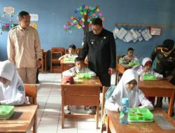 Pj Wali Kota Sukabumi Pantau Penyaluran Makan Bergizi Gratis untuk Siswa Sekolah Hari Pertama