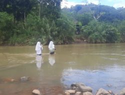 Miris, Pelajar di Simpenan ke Sekolah Bertaruh Nyawa Menyeberangi Sungai