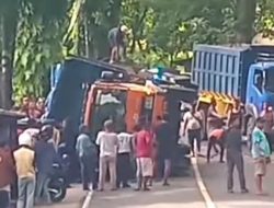 Truk Pengangkut Batu Terguling Menimpa Minibus, Empat Orang Dikabarkan Tewas