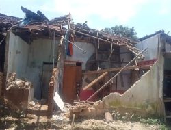 Diguyur Hujan Lebat Semalam Suntuk, Rumah Warga Cibadak Ambruk