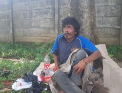 Diturunkan dari Sebuah Ambulans, Pria Lumpuh Dibiarkan Terlantar di Palabuhanratu