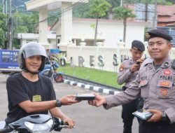 Serba-Serbi Ramadan, Polres Sukabumi Bagi-bagi Takjil Bagi Pengguna Jalan