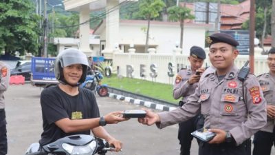 Serba-Serbi Ramadan, Polres Sukabumi Bagi-bagi Takjil Bagi Pengguna Jalan
