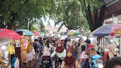 Pemburu Takjil Membludak, Suasana Ramadan Alun-Alun Palabuhanratu Makin Semarak