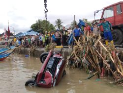 Ditinggal Memancing, Mobil Minibus Terseret Arus Banjir ke Laut