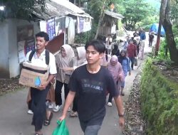 Puluhan Siswa SMK Jamiyyatul Aulad Berjalan Kaki Bantu Warga Terisolir Bencana