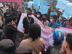 Aksi Brutal Aparat, Picu PMII Kota Sukabumi Lakukan Aksi Bungkam dan Pelemparan Koin