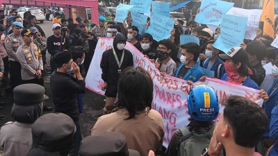 Aksi Brutal Aparat, Picu PMII Kota Sukabumi Lakukan Aksi Bungkam dan Pelemparan Koin