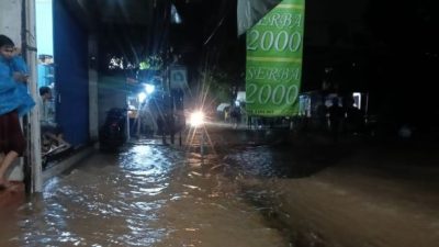 Banjir Akibat Luapan Sungai Cangehgar Lumpuhkan Jalan Menuju Alun-Alun Palabuhanratu