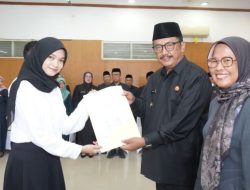 Perdana, Bupati Melantik Lima PNS dan Serahkan 90 SK CPNS untuk Formasi 2024