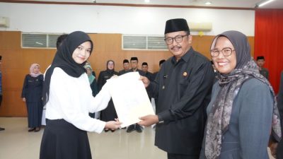 Perdana, Bupati Melantik Lima PNS dan Serahkan 90 SK CPNS untuk Formasi 2024