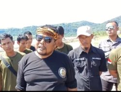 Anggota DPRD Taopik Guntur Turunkan Alat Berat Bersihkan Sampah di Pantai Palangpang Geopark Ciletuh