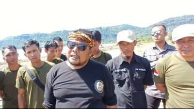 Anggota DPRD Taopik Guntur Turunkan Alat Berat Bersihkan Sampah di Pantai Palangpang Geopark Ciletuh