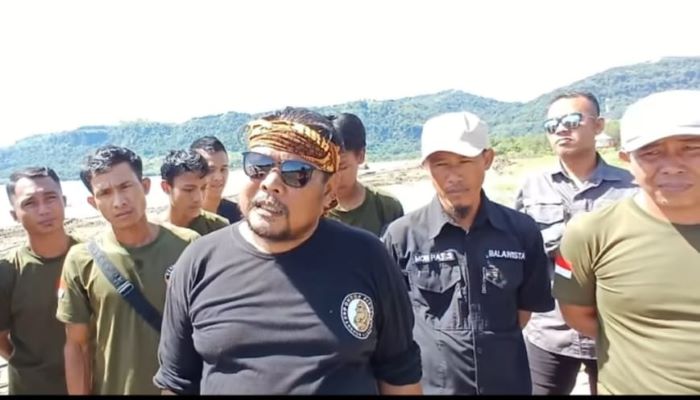 Anggota DPRD Taopik Guntur Turunkan Alat Berat Bersihkan Sampah di Pantai Palangpang Geopark Ciletuh