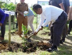 Peringatan Hari Bumi Sedunia, Bupati Sukabumi Tanam Pohon Bersama Petani
