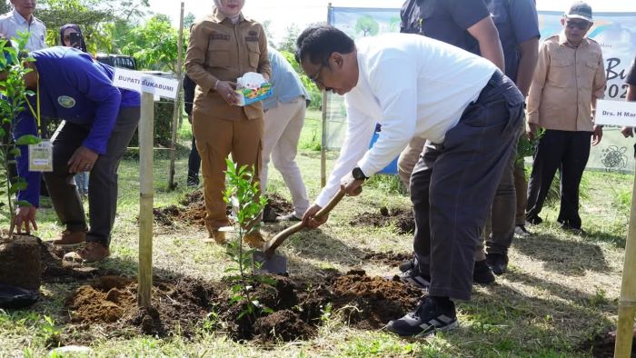 Peringatan Hari Bumi Sedunia, Bupati Sukabumi Tanam Pohon Bersama Petani