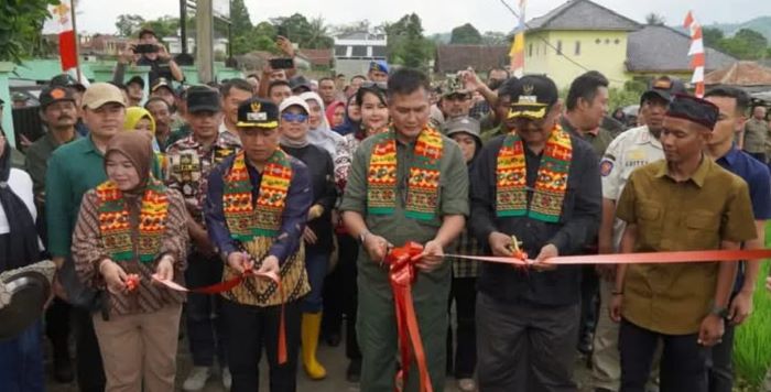 Bupati Sukabumi Dampingi Panglima Kogabwilhan I Resmikan Jalan Letjen Kunto Arief Wibowo di Desa Sasagaran