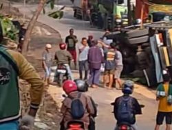 Truk Bermuatan Sekam Terguling di Jampangtengah