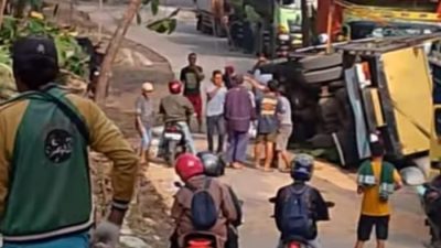 Truk Bermuatan Sekam Terguling di Jampangtengah