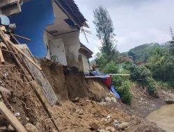Longsor Terjang Bantargadung, Dua Rumah Warga Rata dengan Tanah, Akses Jalan Nasional Terputus