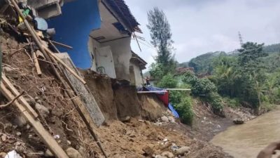 Longsor Terjang Bantargadung, Dua Rumah Warga Rata dengan Tanah, Akses Jalan Nasional Terputus