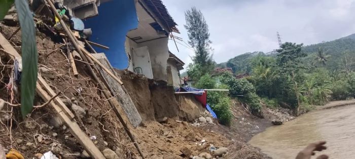 Longsor Terjang Bantargadung, Dua Rumah Warga Rata dengan Tanah, Akses Jalan Nasional Terputus